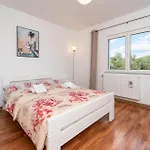Apartamento 3 Bedroom Lovely In Radasinovci