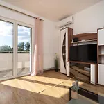 3 Bedroom Lovely In Radasinovci Apartamento