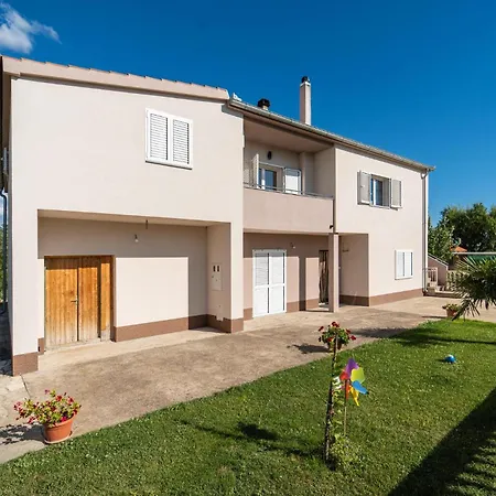 3 Bedroom Lovely In Radasinovci Apartamento Radosinovac