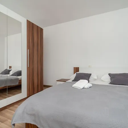 3 Bedroom In Radasinovci Apartment *