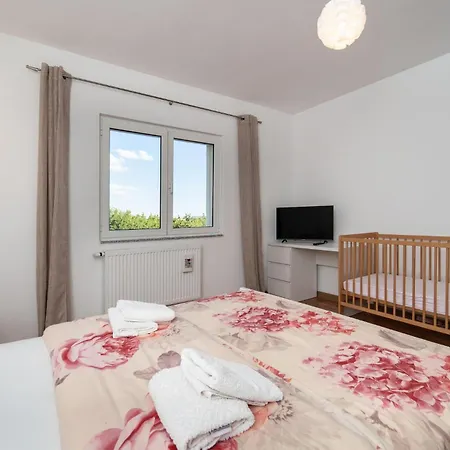 Apartmán 3 Bedroom Lovely In Radasinovci *