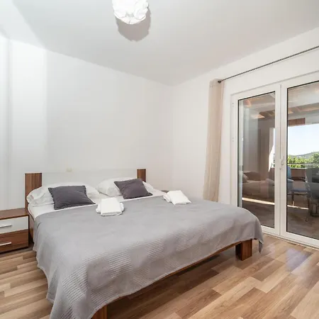 3 Bedroom In Radasinovci *