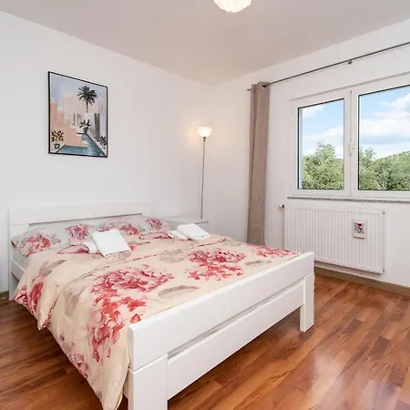 Апартаменты 3 Bedroom In Radasinovci