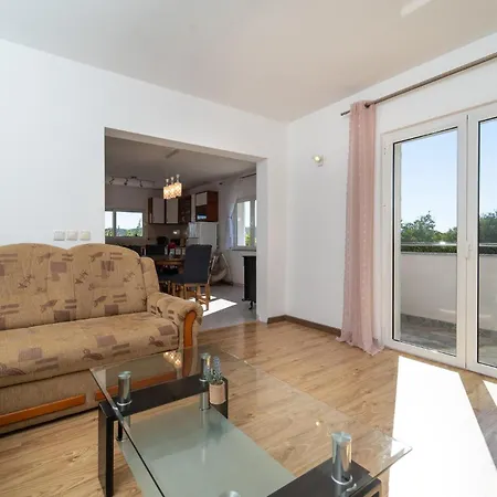 3 Bedroom Lovely In Radasinovci Apartmán Radosinovac