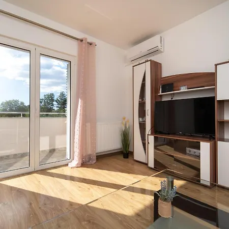 3 Bedroom Lovely In Radasinovci Apartmán