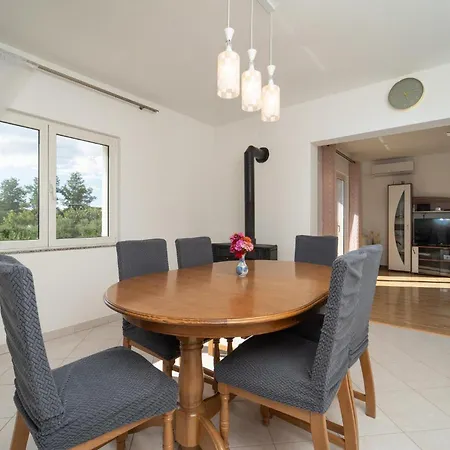 3 Bedroom In Radasinovci Apartment *