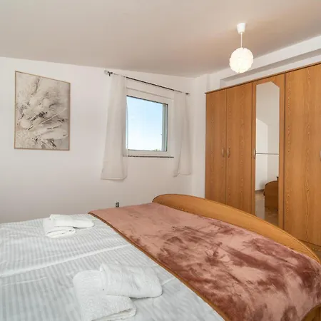Apartmán 3 Bedroom Lovely In Radasinovci Radosinovac